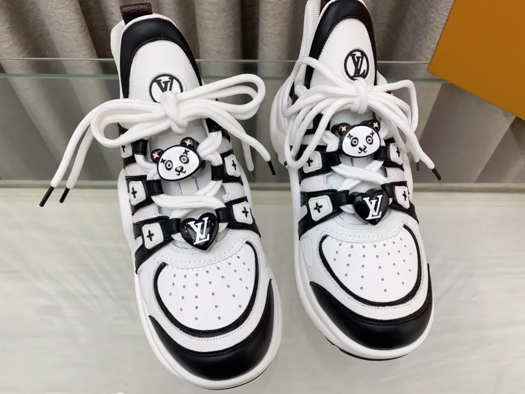 👟👟Ex-factory price 760👟👟 Louis Vuiton·Louis Vuitton 24/ New Chinese Valentine's Day limited edition LV Archlight series arch sole dad shoes casual thick-soled lace-up sneakers top version🔝original purchase, development and production👍🏻 This LV dad shoe features an eye-catching wavy sole and large tongue. It is equipped with a sporty super-elastic running shoe style rubber outsole, which is very eye-catching. It is also combined with a soft and elastic upper made of a variety of high-tech fabrics, making the upper foot comfortable and soft! 🤩 Fabric: Original custom-made first-layer cowhide + technical fabrics Lining: Original imported breathable mesh lining + cowhide foot pads Sole: Original molded correct U-shaped arch outsole Bottom thickness: about 5cm Size: 35-39 (40.41 custom-made, non-refundable)